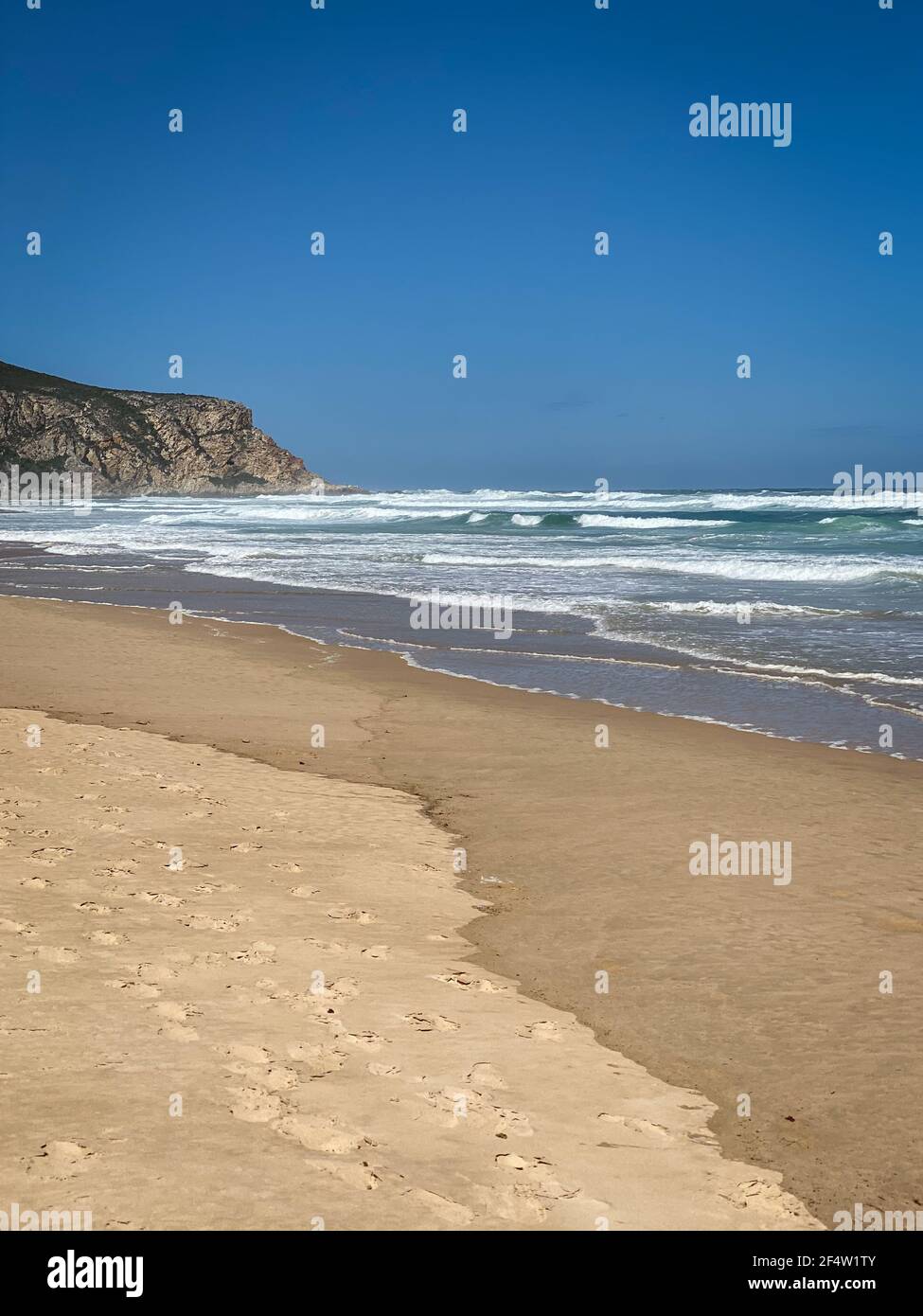 Vista panoramica della spiaggia nella Valle della natura, in Sud Africa con le impronte della sabbia Foto Stock