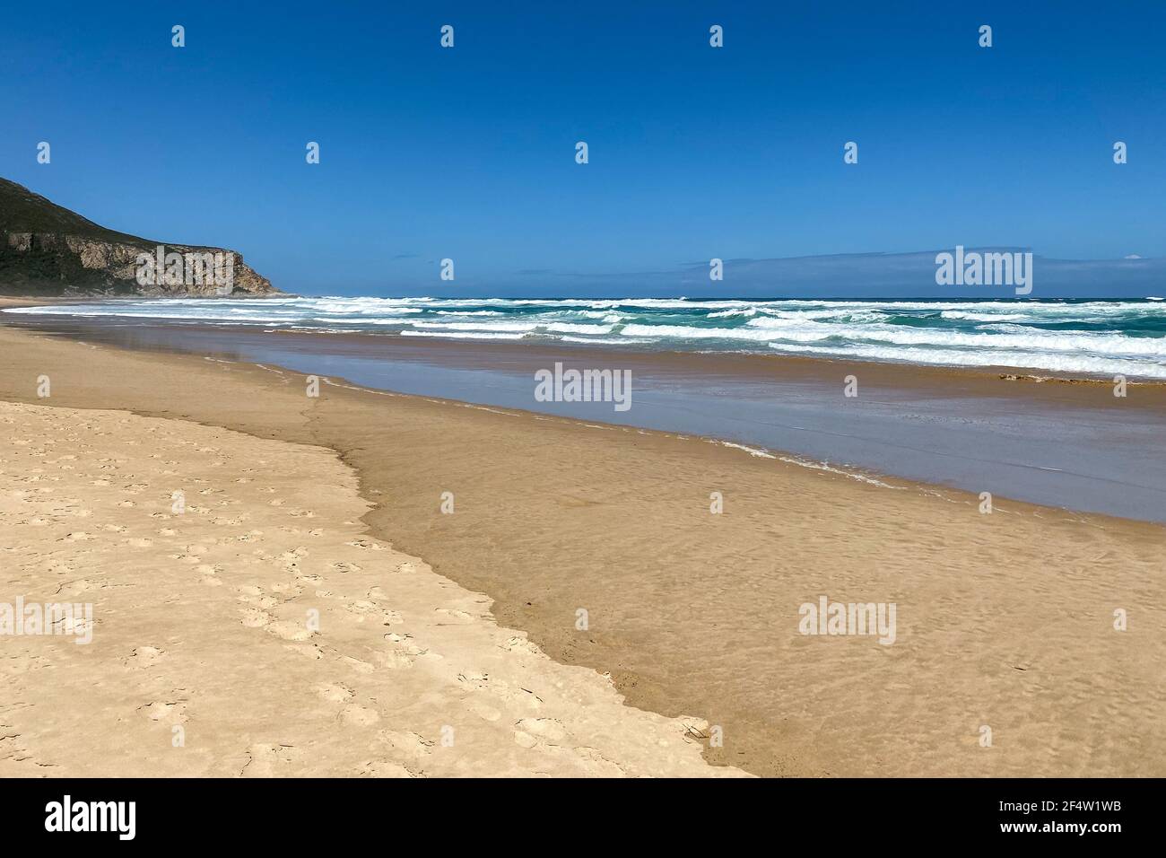 Vista panoramica della spiaggia nella Valle della natura, in Sud Africa con le impronte della sabbia Foto Stock