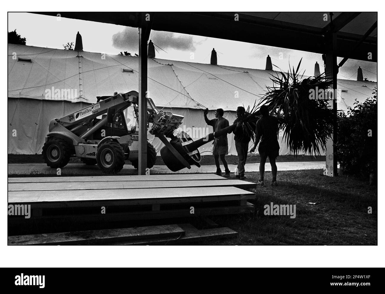 Manovrare gli alberi più grandi Giugno 2000 in uno dei marchei In preparazione allo spettacolo dei Fiori di Hampton Court Sarà aperto il 4-9 luglio 2000 Foto Stock