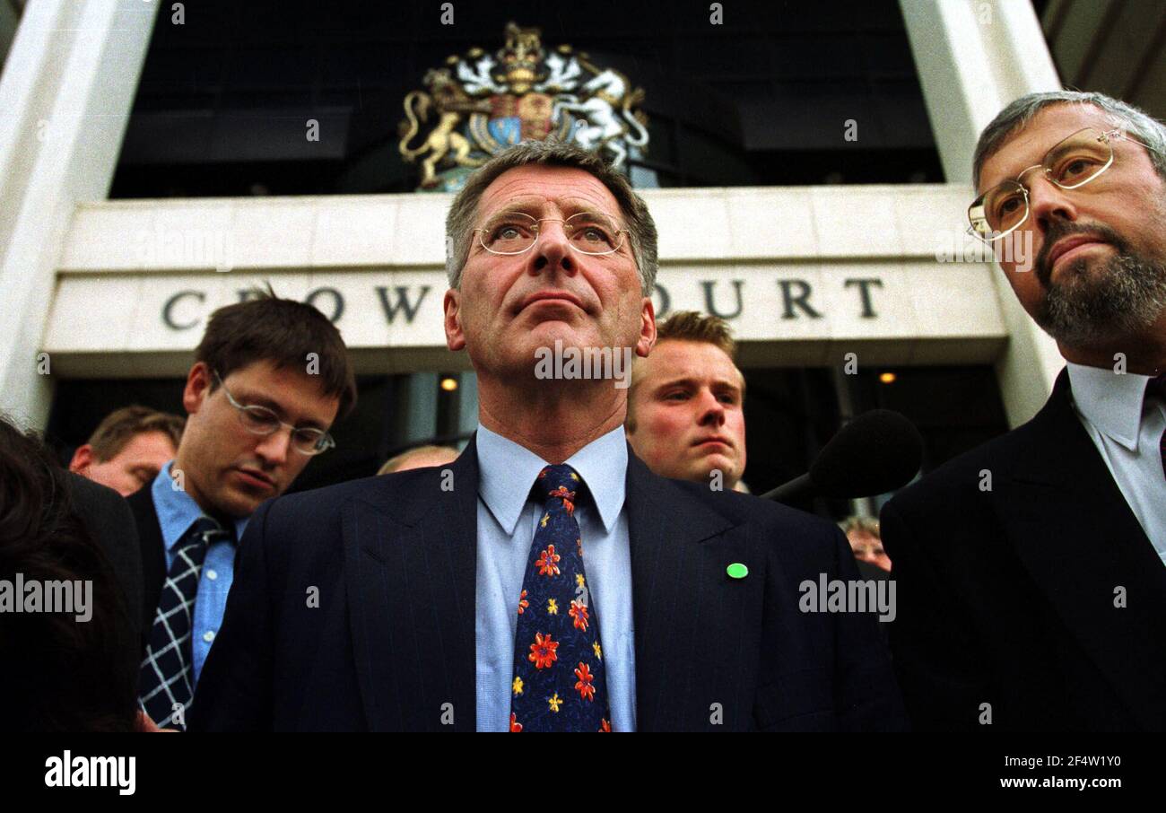 Rod Richards ex MP fuori Kingston Crown Court giugno 2000 dopo essere stato ritenuto non colpevole. Il suo avvocato George Keppe (barba) ha letto una dichiarazione e ha risposto alle domande della stampa Foto Stock