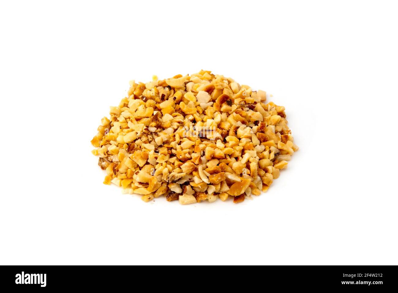 Nocciole granulari su fondo bianco Foto Stock
