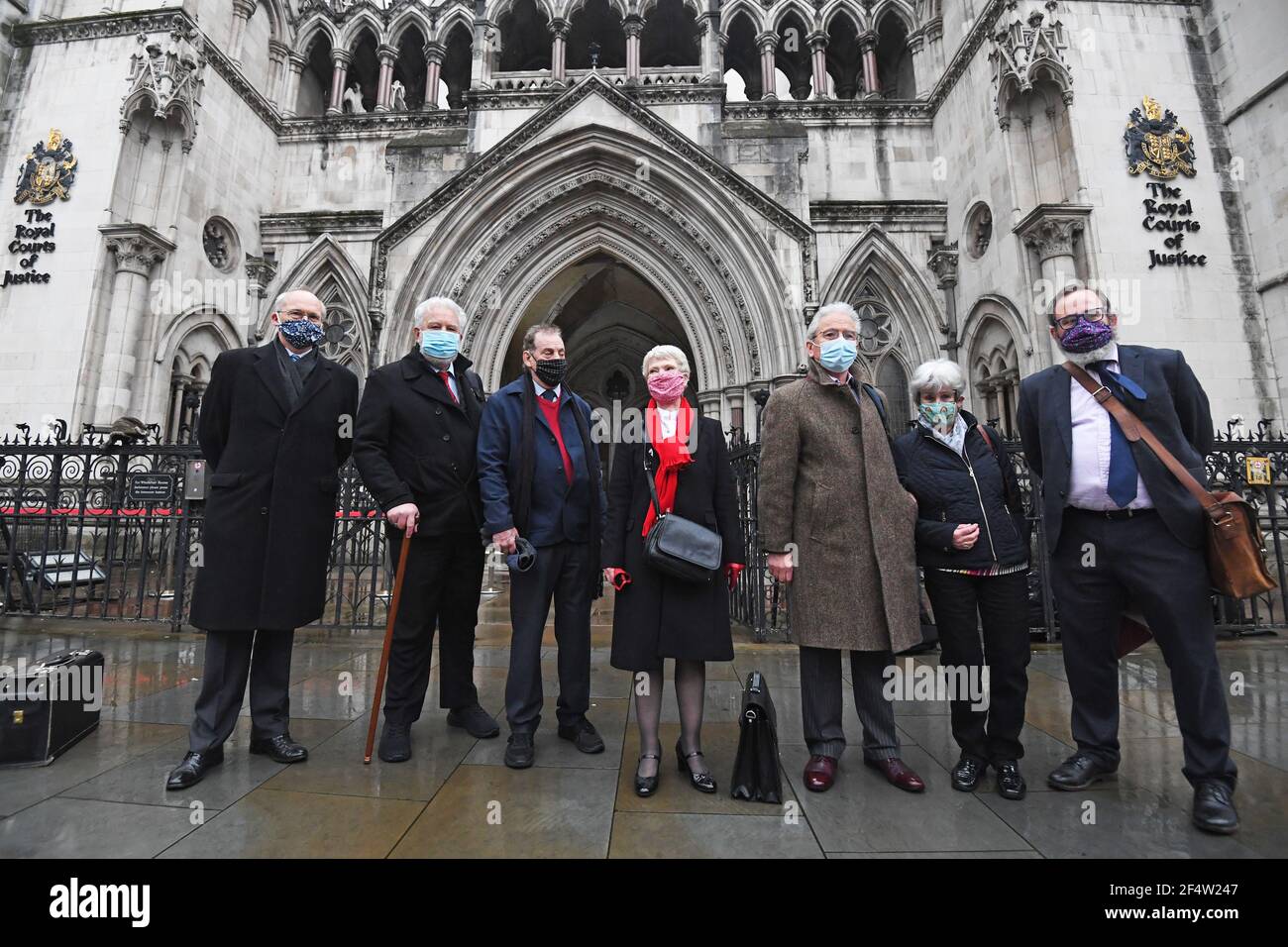 File photo datato 03/02/21 di (da sinistra a destra) Mark Turnbull, Terry Renshaw, Harry Chadwick, Eileen Turnbull, John McKinsie Jones con la moglie Rita McKinsie Jones e l'avvocato Jamie Potter, al di fuori delle corti reali di giustizia, Londra. I membri dello Shrewsbury 24 hanno salutato l'inversione di "un grave aborto giudiziario", quando finalmente hanno cancellato i loro nomi quasi 50 anni dopo essere stati condannati per il ricovero. Data di emissione: Martedì 23 marzo 2021. Foto Stock