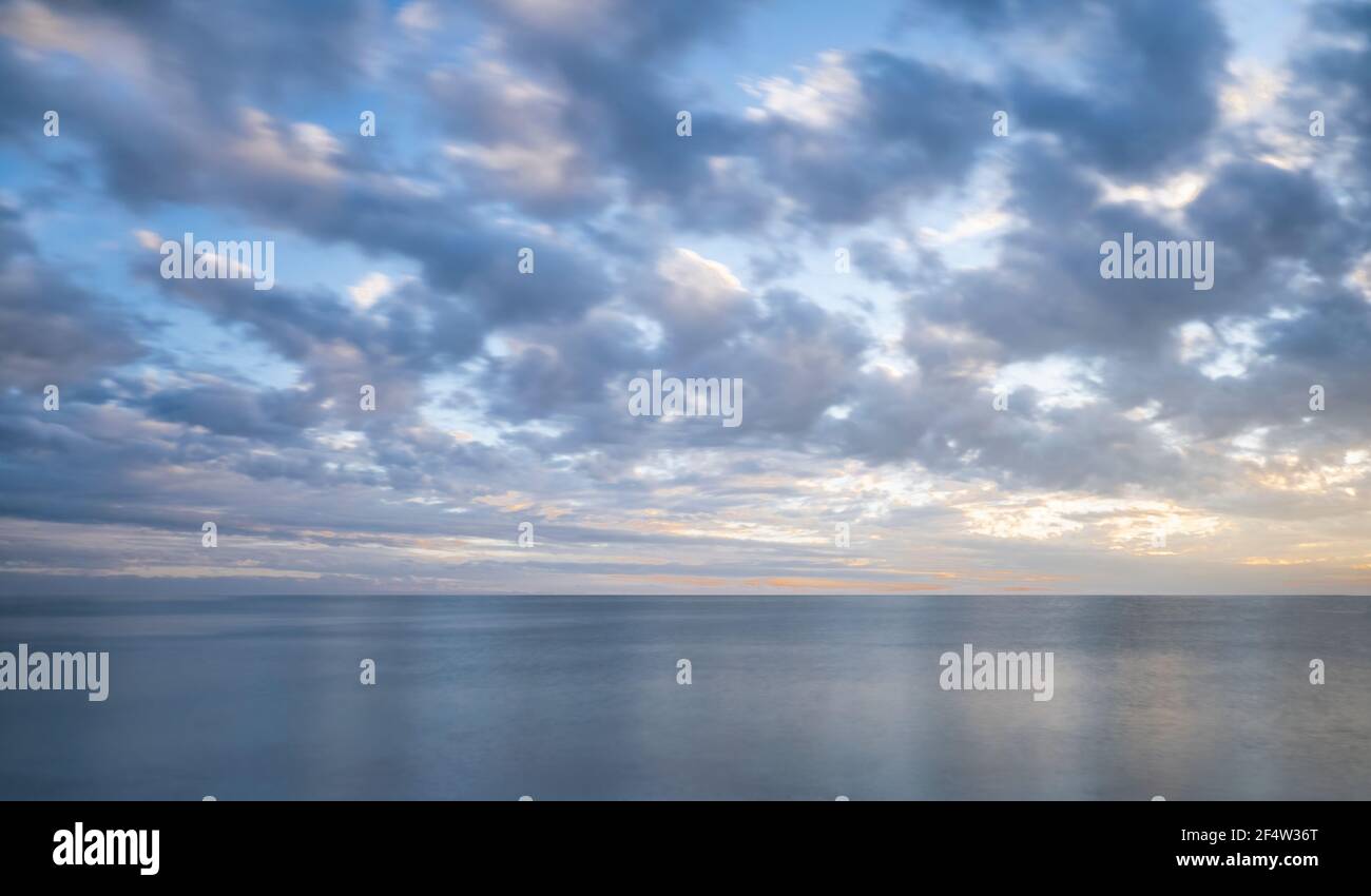 Cielo tardo pomeriggio con cielo blu e nuvole bianche Calmo Golfo piatto del Messico da Venezia Florida USA Foto Stock