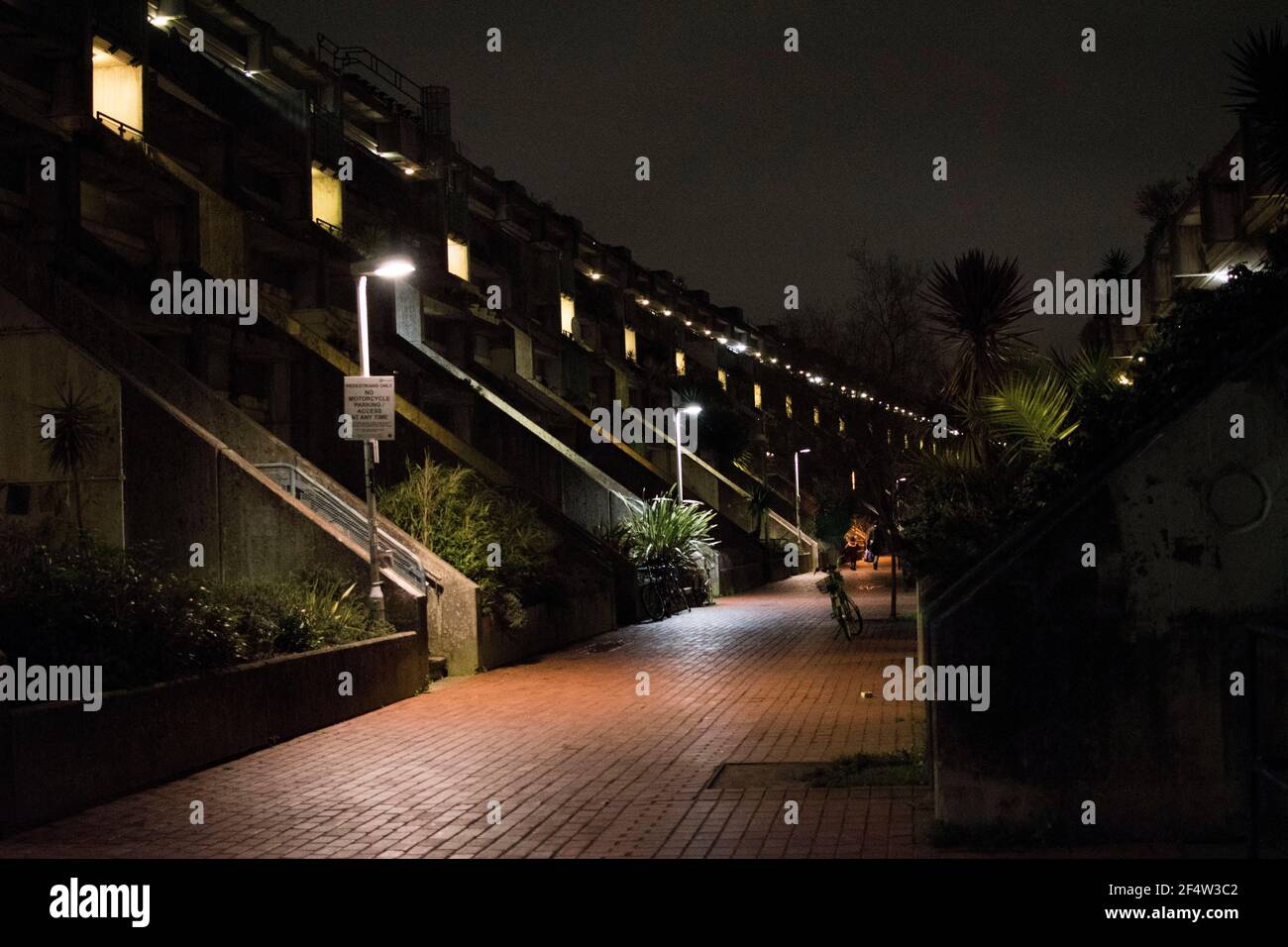 La brutalista Alexandra e Ainsworth Estate Architecture nel centro di Londra di notte. Foto Stock