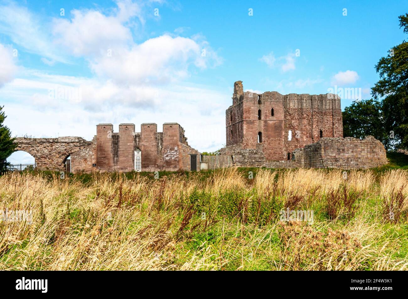 Il castello di Norham è un edificio storico di grado i e un monumento antico programmato. Il castello vide molta azione durante le guerre tra Inghilterra e Scozia. Foto Stock