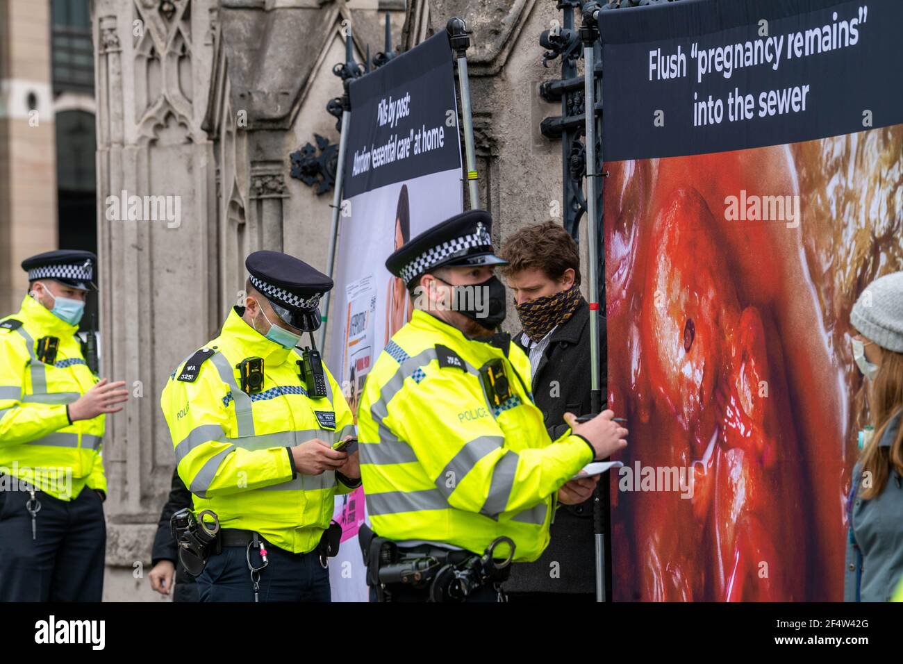 Londra, Regno Unito. 23 marzo 2021. Una protesta contro l'aborto al di fuori della Camera dei Comuni Londra UK Credit: Ian Davidson/Alamy Live News Foto Stock