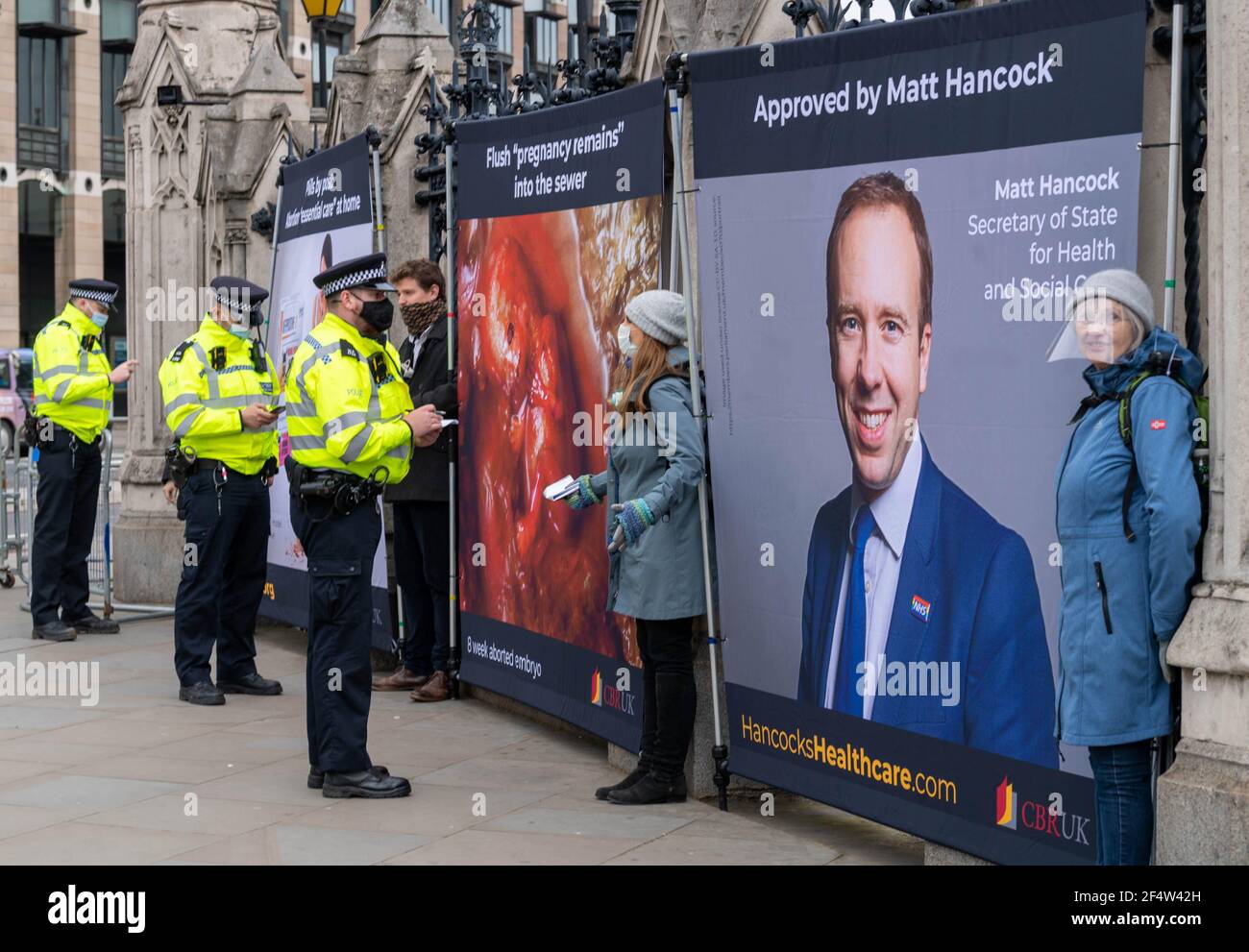 Londra, Regno Unito. 23 marzo 2021. Una protesta contro l'aborto al di fuori della Camera dei Comuni Londra UK Credit: Ian Davidson/Alamy Live News Foto Stock