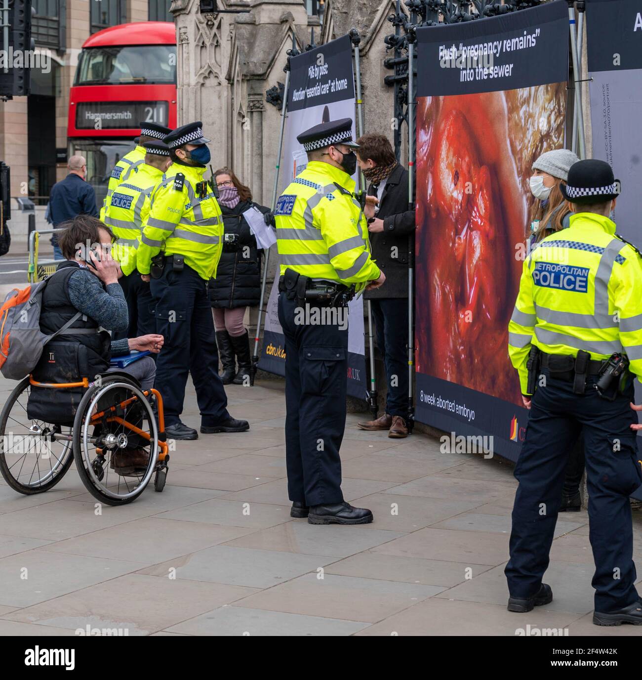 Londra, Regno Unito. 23 marzo 2021. Una protesta contro l'aborto al di fuori della Camera dei Comuni Londra UK Credit: Ian Davidson/Alamy Live News Foto Stock