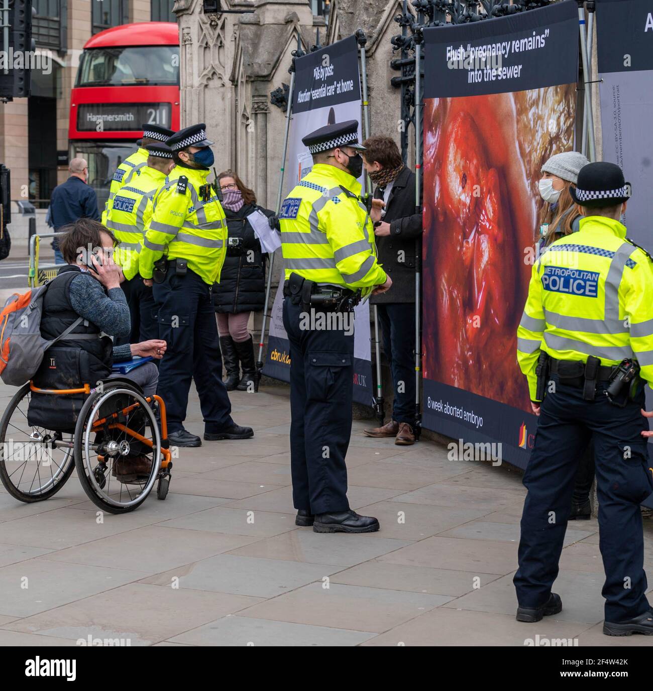 Londra, Regno Unito. 23 marzo 2021. Una protesta contro l'aborto al di fuori della Camera dei Comuni Londra UK Credit: Ian Davidson/Alamy Live News Foto Stock Londra, Regno Unito. 23 marzo 2021. Una protesta contro l'aborto al di fuori della Camera dei Comuni Londra UK Credit: Ian Davidson/Alamy Live News Foto Stock