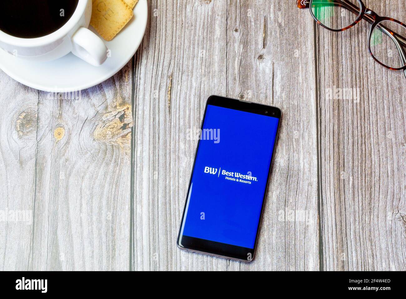 Un telefono cellulare o un telefono cellulare posato su un legno Tavolo con l'app Best Western Hotels aperta sullo schermo Foto Stock