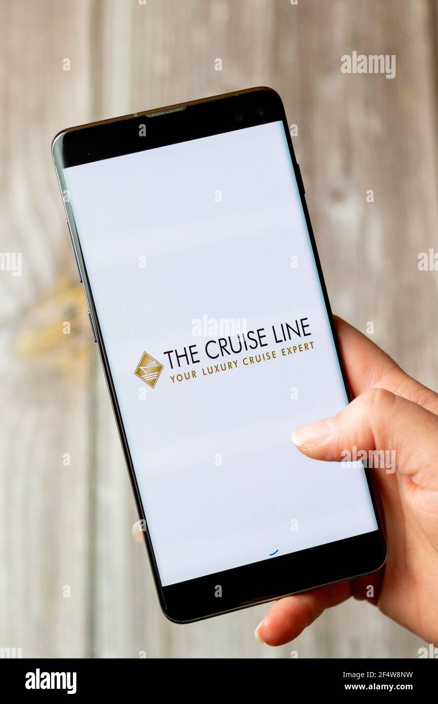 Un telefono cellulare o un telefono cellulare in attesa in un Mano con l'app Cruise Line aperta sullo schermo Foto Stock