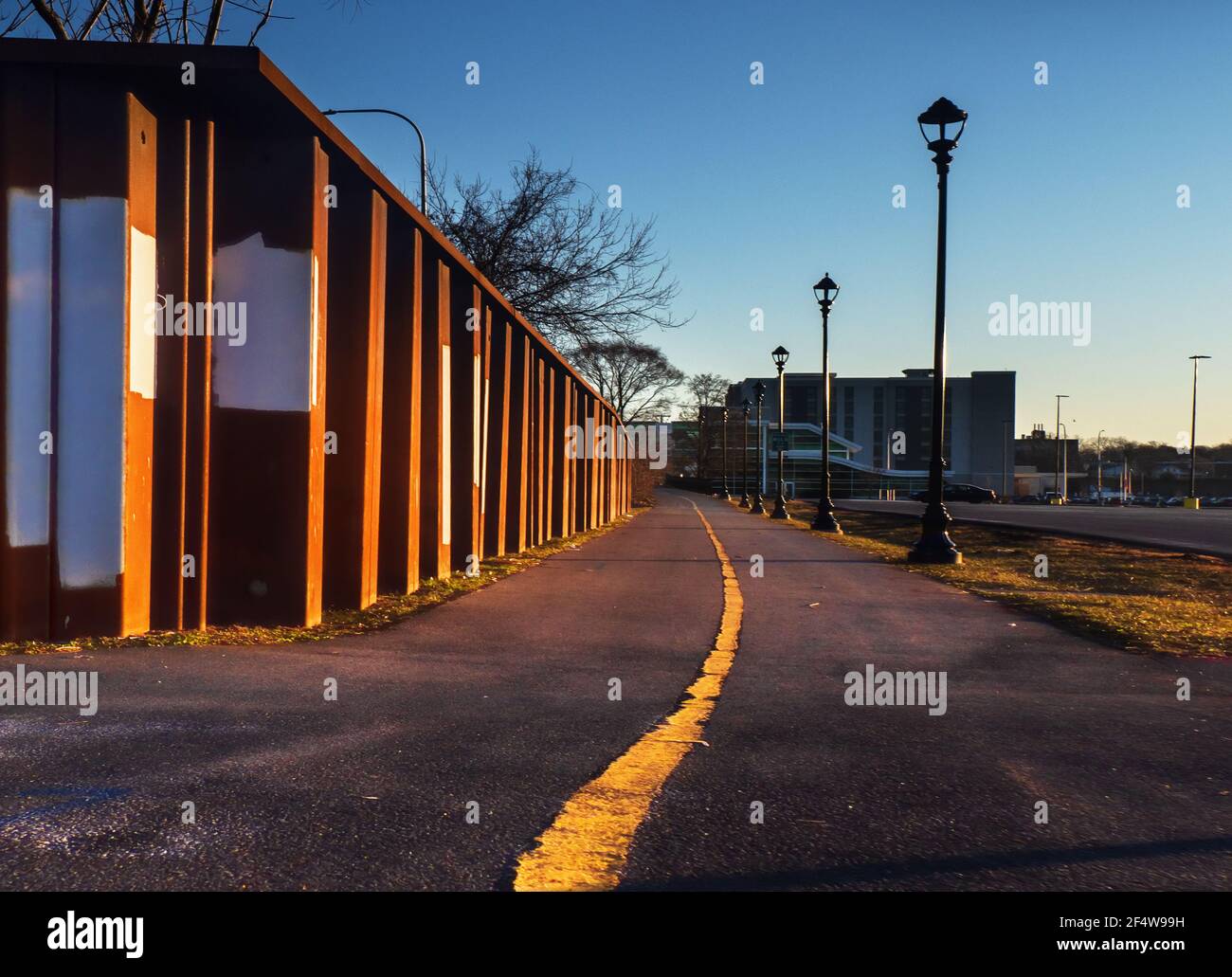 Passerella pedonale e pista ciclabile vicino a un centro commerciale urbano Foto Stock