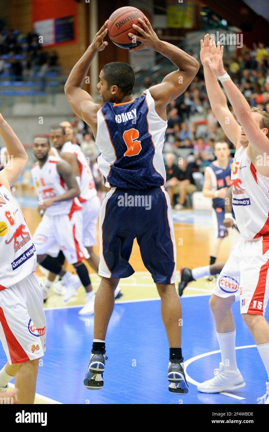 BASKET - LIGUE FRANCE PROA 2010-2011 - PRE-STAGIONE - TOURNOI DE BOURGES (FRA) - GRAVELINES V NANCY - 17/09/2010 - JEAN FRANCOIS MOLLIERE / DPI - RUDY JOMBY (GRA) Foto Stock