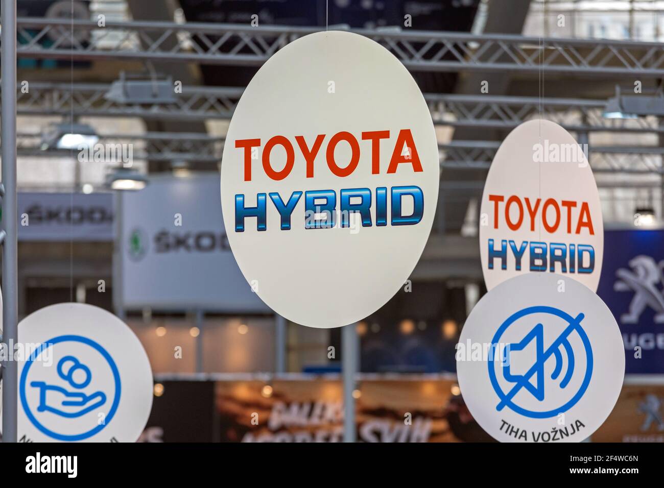 Belgrado, Serbia - 22 Marzo 2018: Toyota Hybrid Hanging Firma alla Fiera dell'Automobile Expo. Foto Stock