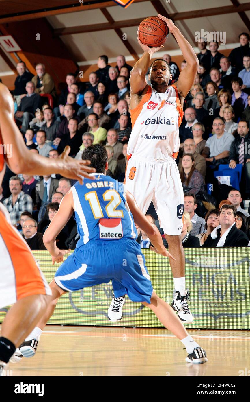 BASKETBALL - CAMPIONATO FRANCESE PRO A 2010-2011 - GRAVELINES (FRA) - 09/11/2010 - PHOTO : JEAN-FRANCOIS MOLLIERE / DPPI - GRAVELINES V POITIERS - RUDY JOMBY (GRA) Foto Stock