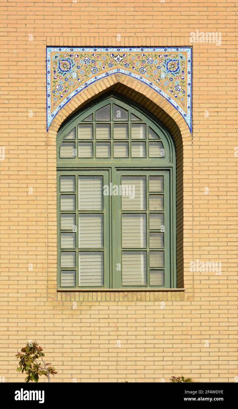 Finestra di un edificio scolastico a Shiraz, Iran Foto Stock