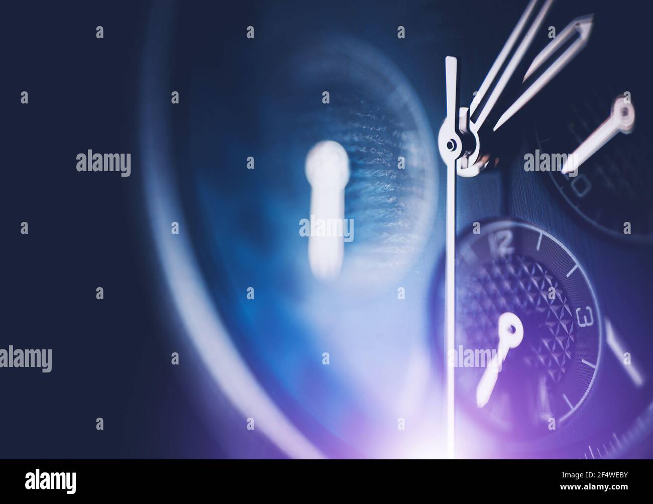 Orologio a mano elegante e di lusso tema primo piano. Illuminazione bluastra e viola. Foto Stock