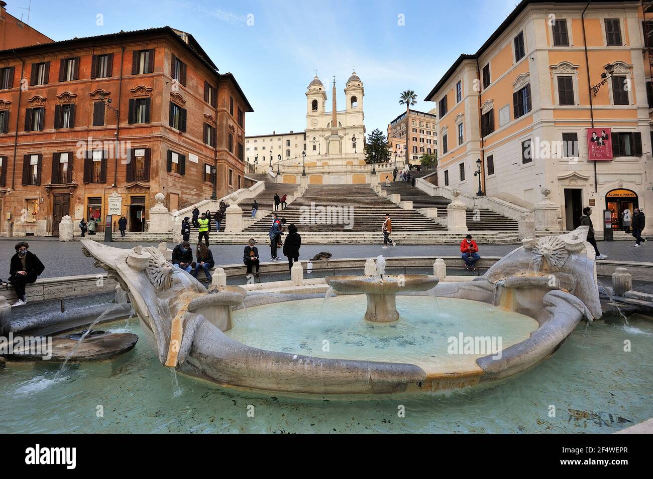 Italia, Roma, Piazza di Spagna, Fontana della Barcaccia e Piazza di Spagna Foto Stock