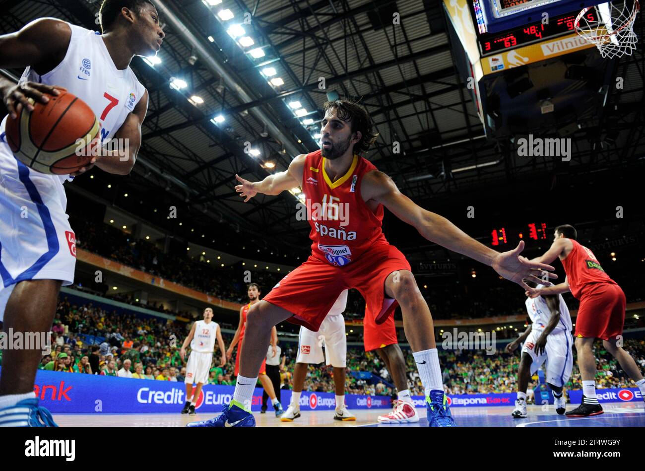 BASKET - EUROBASKET MEN 2011 - LITUANIA - TURNO 2 - VILNIUS - FRANCIA V  SPAGNA - 11/09/2011 - FOTO : JEAN FRANCOIS MOLLIERE / DPPI - ALBICY ANDREW  (FRA)- VICTOR SADA (ESP Foto stock - Alamy