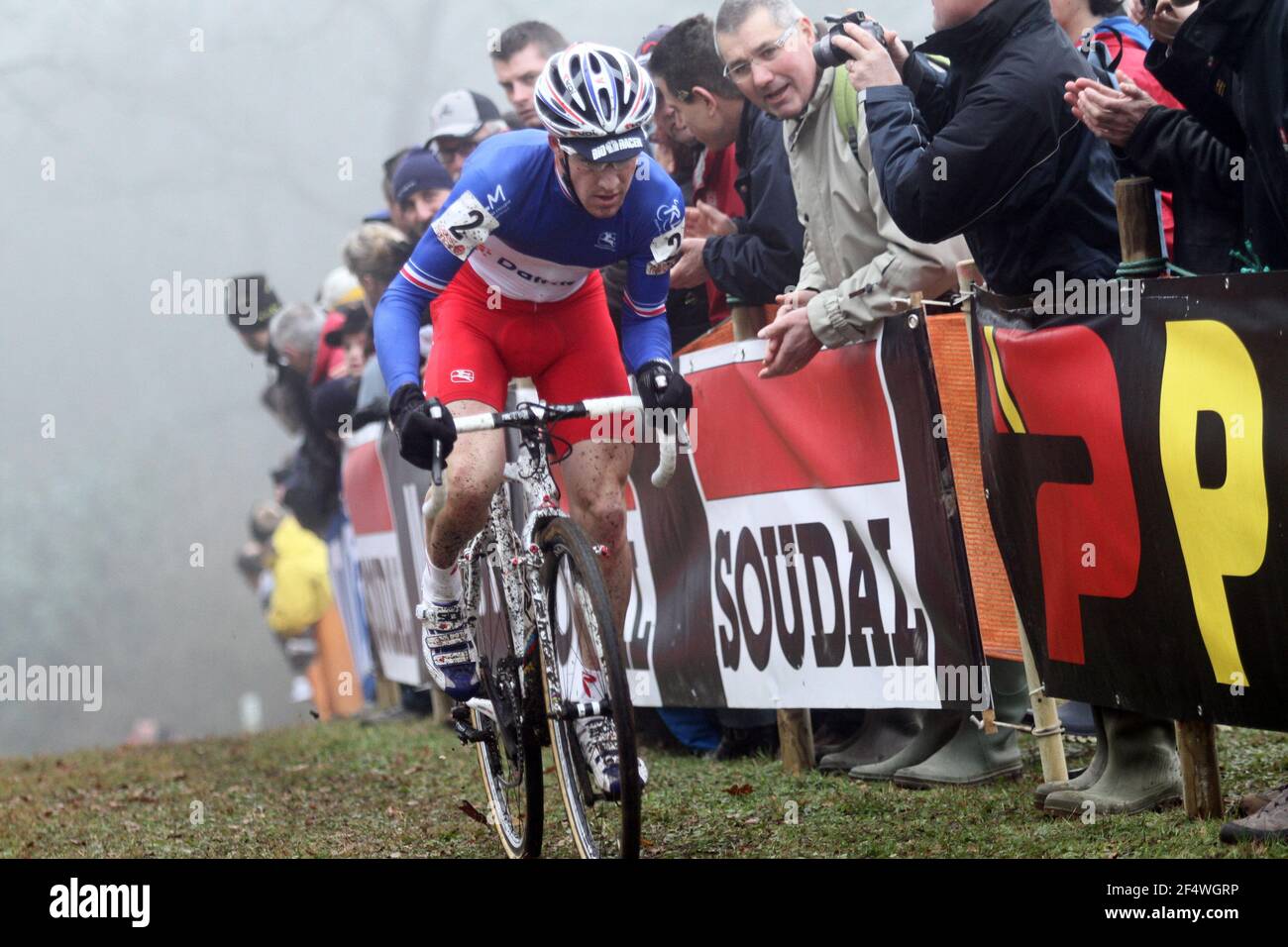 CYCLOCROSS - COPPA DEL MONDO 2011 - PONT-CHATEAU (FRA) - 16/01/2011 - FOTO : JEAN-MARC MOUCHET / DPPI - ESPOIR MEN - MATTHIEU BOULO (FRA) VINCITORE Foto Stock