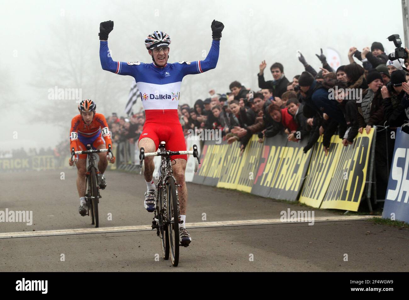 CYCLOCROSS - COPPA DEL MONDO 2011 - PONT-CHATEAU (FRA) - 16/01/2011 - FOTO : JEAN-MARC MOUCHET / DPPI - ESPOIR MEN - MATTHIEU BOULO (FRA) VINCITORE Foto Stock