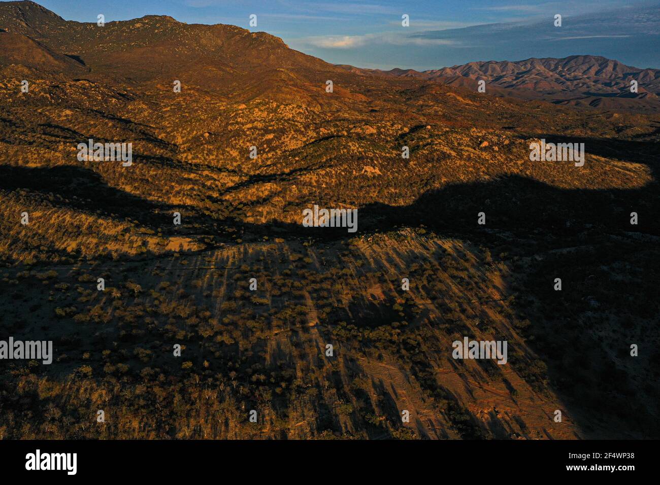 Veduta aerea del tramonto, del paesaggio e dell'orizzonte a Tonibabi ejido in Sierra la Madera, comune di Moctezuma, sonora, Messico. (Foto di Luis Gutierrez / Norte Photo).. Vista aerea de atardecer, paisaje y horizonte en ejido Tonibabi en la Sierra la Madera, municipio di Moctezuma, sonora, Messico. (Foto di Luis Gutierrez/Norte Photo) Foto Stock