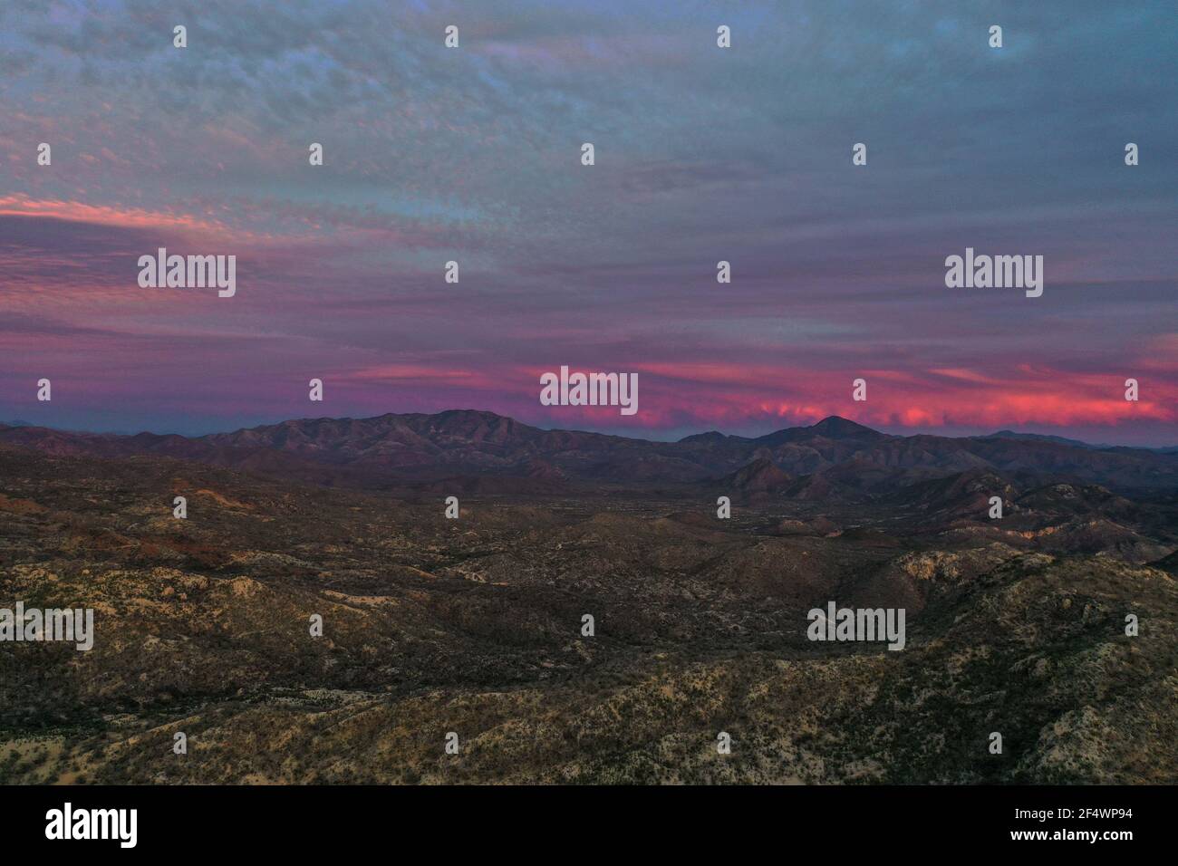 Veduta aerea del tramonto, del paesaggio e dell'orizzonte a Tonibabi ejido in Sierra la Madera, comune di Moctezuma, sonora, Messico. (Foto di Luis Gutierrez / Norte Photo).. Vista aerea de atardecer, paisaje y horizonte en ejido Tonibabi en la Sierra la Madera, municipio di Moctezuma, sonora, Messico. (Foto di Luis Gutierrez/Norte Photo) Foto Stock