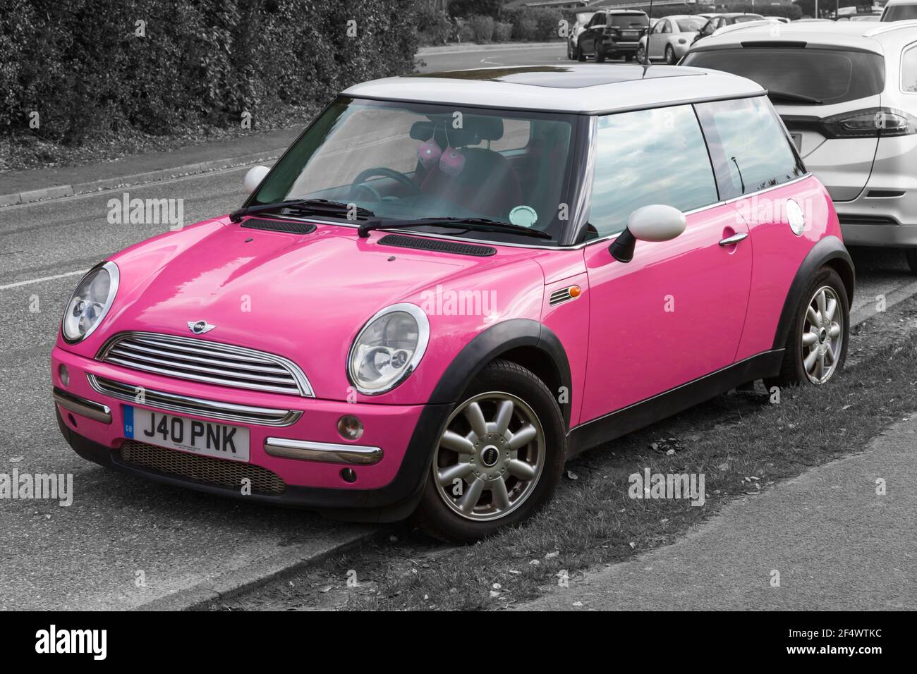 Pink mini car immagini e fotografie stock ad alta risoluzione - Alamy