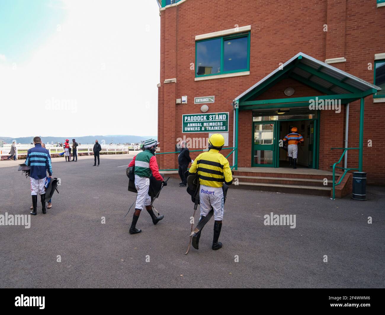 I jockeys fanno il loro senso intorno al corso all'Ippodromo di Taunton. Data immagine: Martedì 23 marzo 2021. Foto Stock