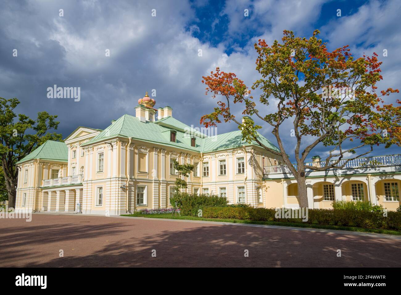 LOMONOSOV, RUSSIA - 20 SETTEMBRE 2015: Giorno di settembre al Grande Palazzo Menshikov. Oranienbaum Foto Stock