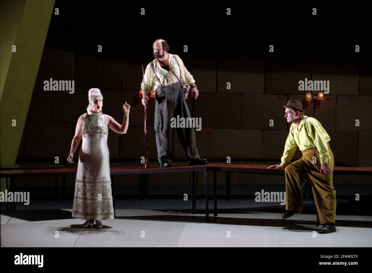 l-r: Vivian Tierney (Gutrune), Kurt Rydl (Hagen), Siegfried Jerusalem (Siegfried) in GOTTERDAMMERUNG di Wagner alla Royal Opera, Covent Garden, Londra WC2 14/10/1995 direttore: Bernard Haitink design: Nigel Lowery illuminazione: Pat Collins movimento: Matthew Hamilton regista: Richard Jones Foto Stock
