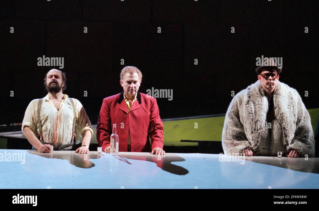 l-r: Kurt Rydl (Hagen), Siegfried Jerusalem (Siegfried), Alan tenuto (Gunter) in GOTTERDAMMERUNG da Wagner alla Royal Opera, Covent Garden, Londra WC2 14/10/1995 Direttore: Bernard Haitink disegno: Nigel Lowery illuminazione: Pat Collins movimento: Matthew Hamilton regista: Richard Jones Foto Stock