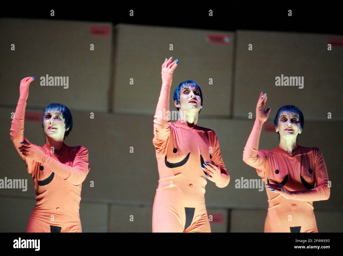 l-r: Judith Howarth (Woglinde), Daniela Bechly (Wellgunde), Leah-Marian Jones (Flosshilde) in GOTTERDAMMERUNG di Wagner alla Royal Opera, Covent Garden, Londra WC2 14/10/1995 direttore: Bernard Haitink design: Nigel Lowery illuminazione: Pat Collins regista: Matthew Hamilton Foto Stock