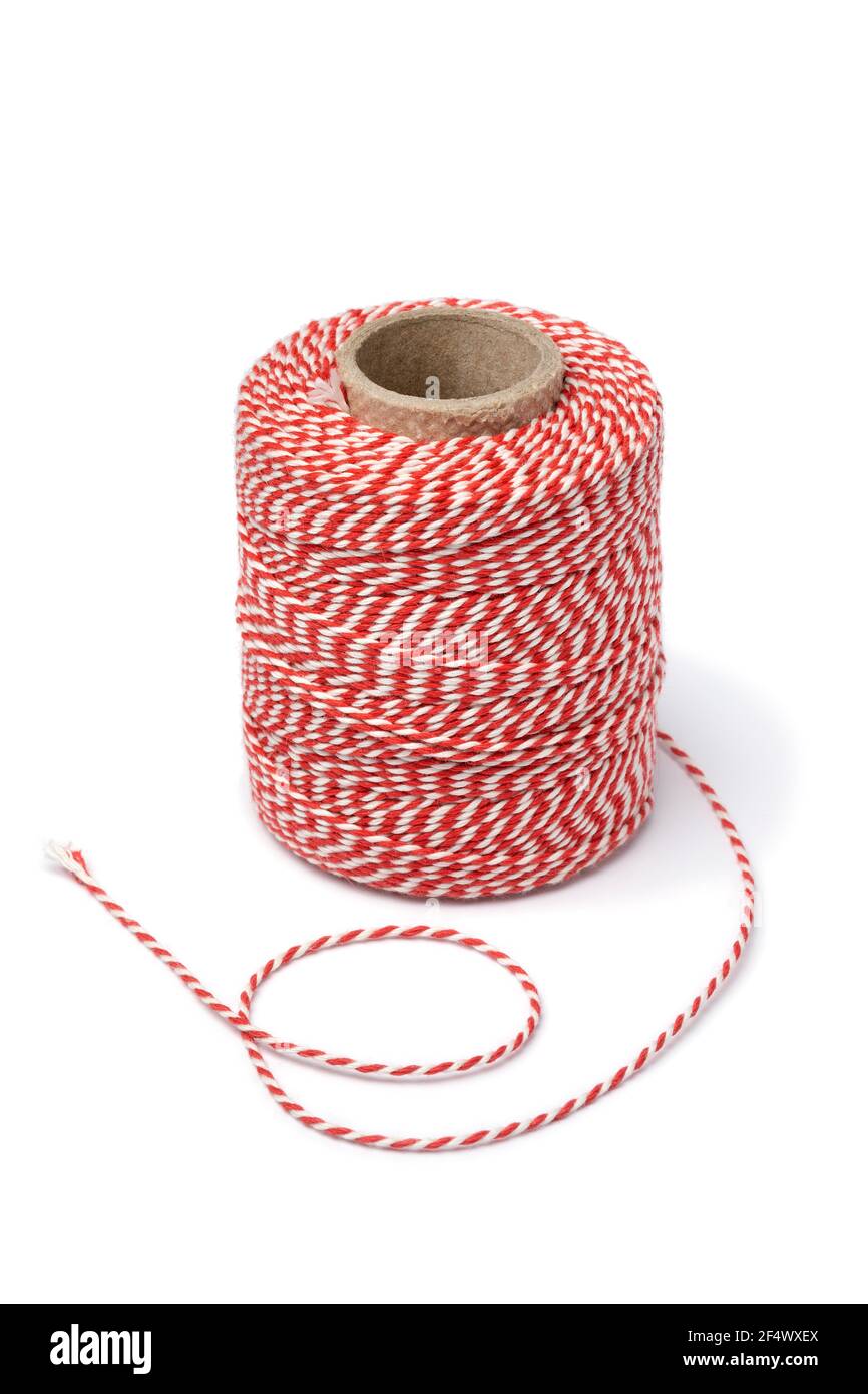 Rotolo di cotone rosso e bianco Twine macellaio isolato su sfondo bianco Foto Stock