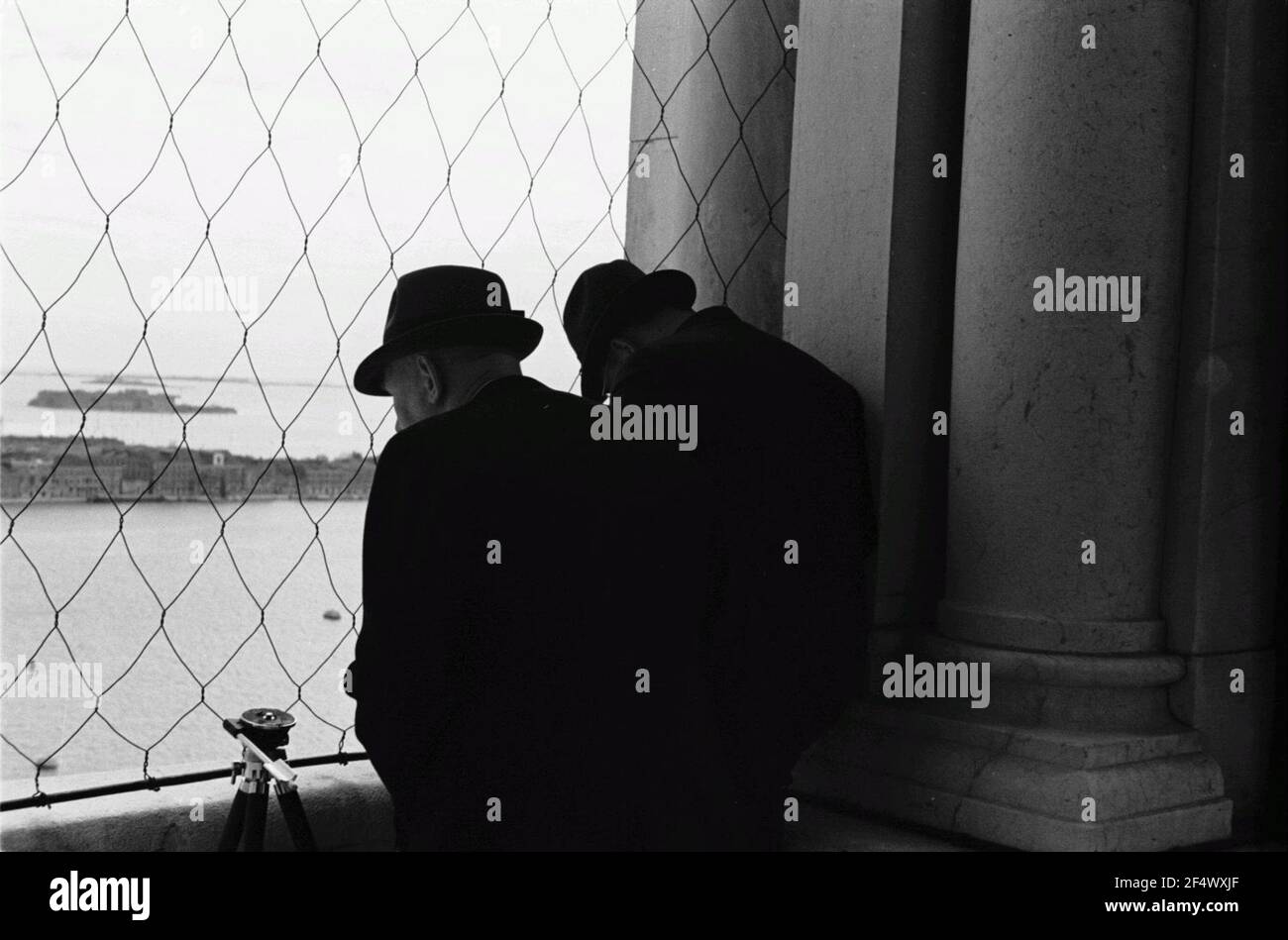 Foto di viaggio Italia. Venezia. Due uomini che guardano da una finestra del Palazzo Ducale sul Canal Grande Foto Stock
