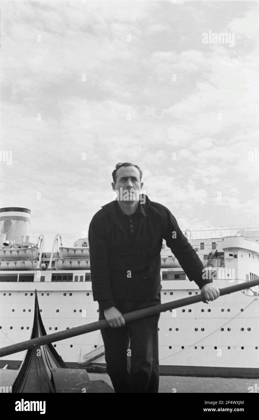 Foto di viaggio Italia. Venezia. Gondoliere. Sullo sfondo la nave passeggeri 'Milwaukee Foto Stock