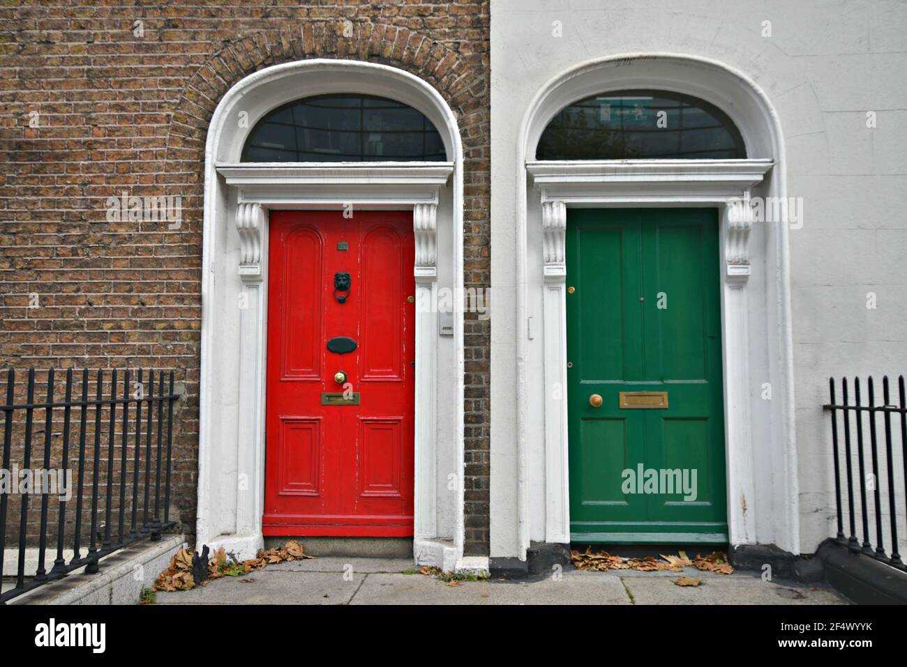 Edificio in vecchio stile Georgiano con porte ad arco rosse e verdi su Merion Square Dublin, Irlanda. Foto Stock