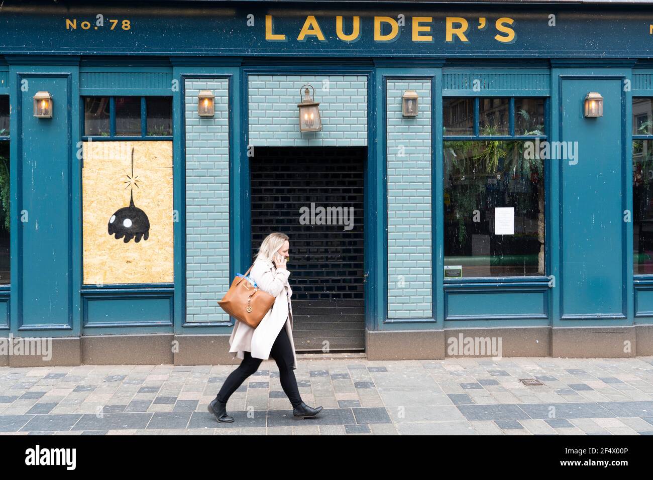 Glasgow, Scozia, Regno Unito. 23 marzo 2021. Nel primo anniversario della pandemia di coronavirus, le strade del centro di Glasgow sono ancora tranquille, con solo negozi essenziali aperti. PIC; chiuso e salito su bar in Via Sauchiehall. Iain Masterton/Alamy Live News Foto Stock