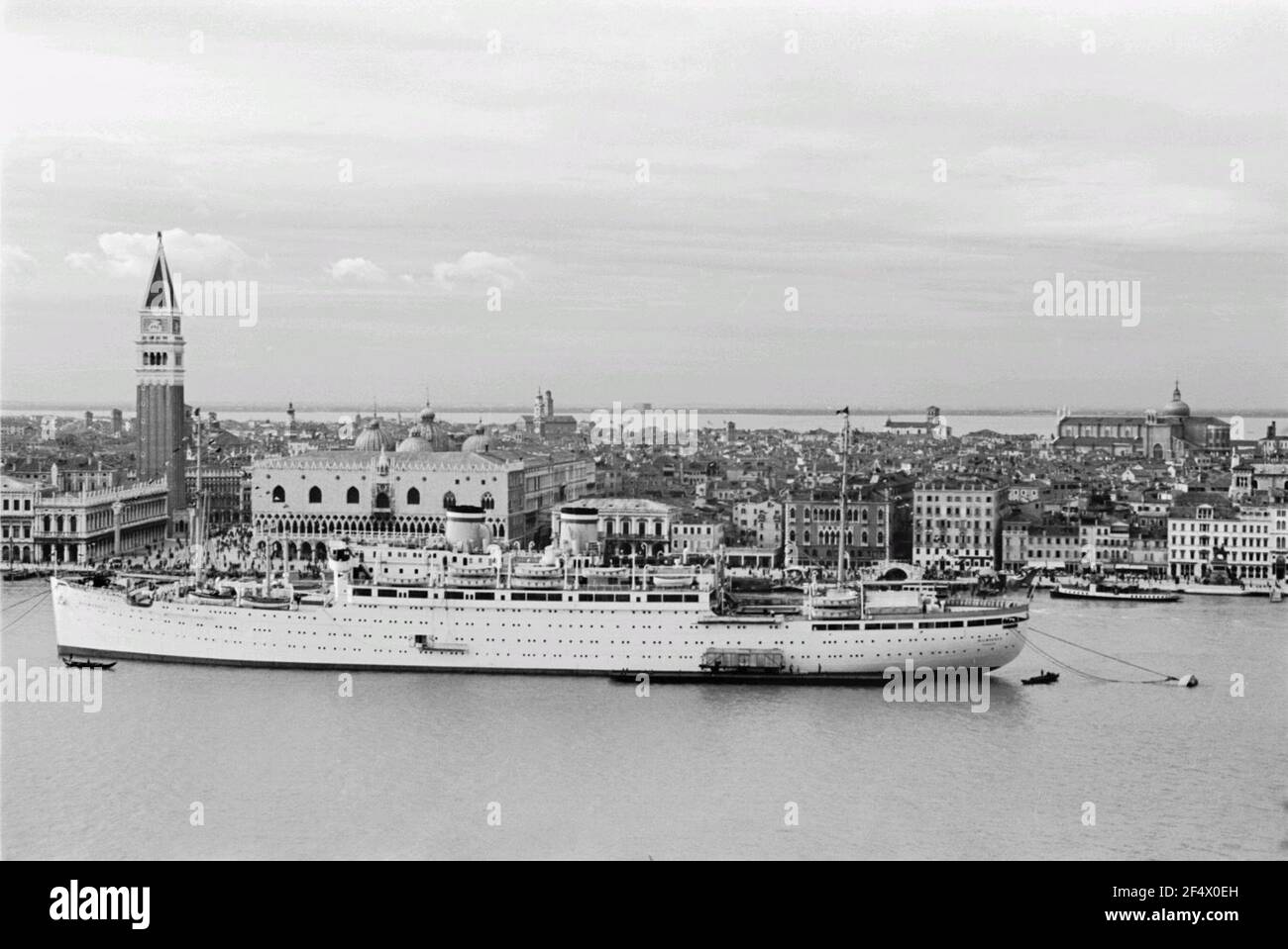 Foto di viaggio Italia. Venezia. Nave passeggeri "Milwaukee", situata di fronte al Markusplatz, di fronte all'ancora. Vista su San Giorgio maggiore Foto Stock