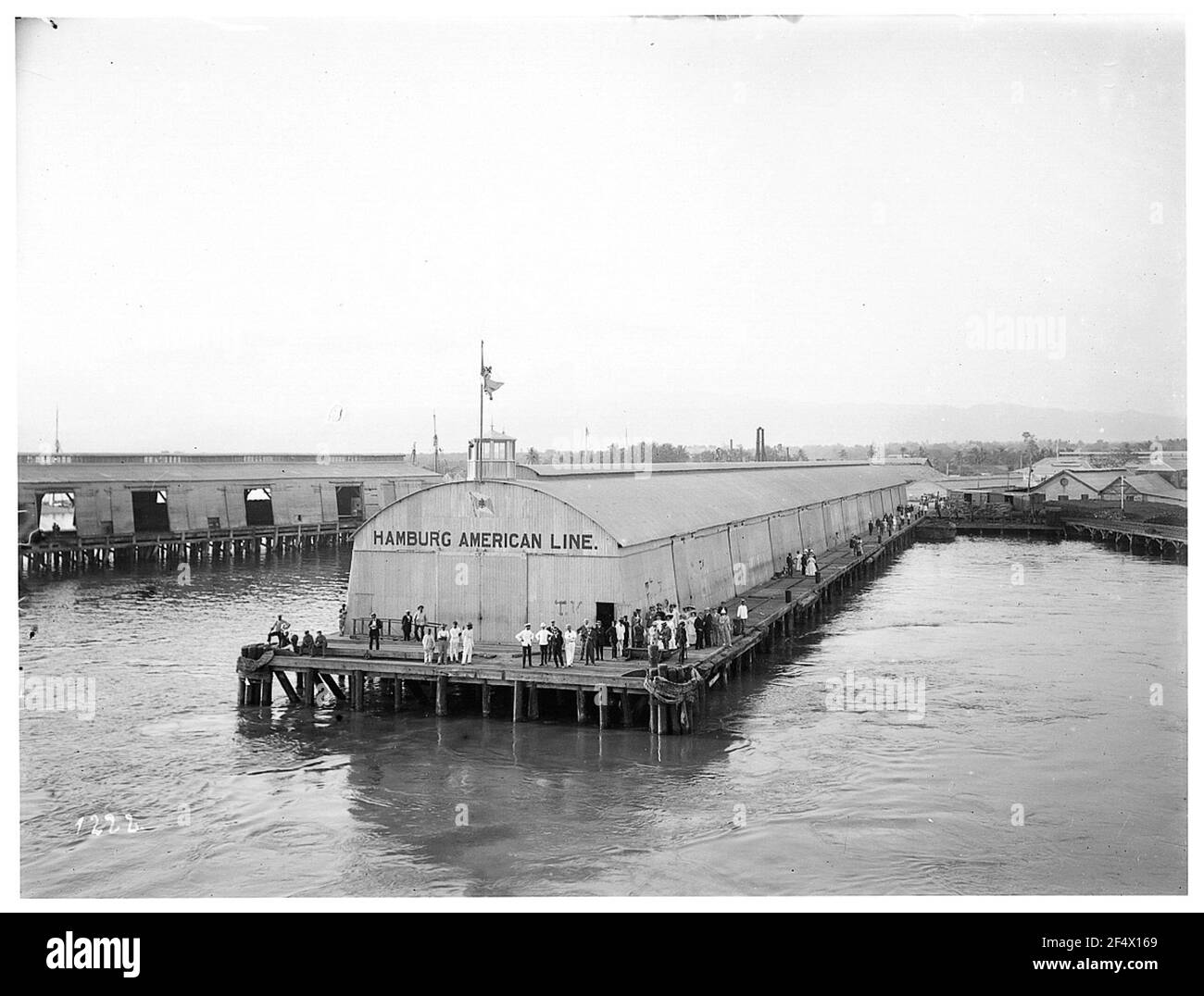 Kingston (Giamaica). Sistema di Pier della linea Amburgo-America nel porto, ci sono numerosi turisti e locali Foto Stock