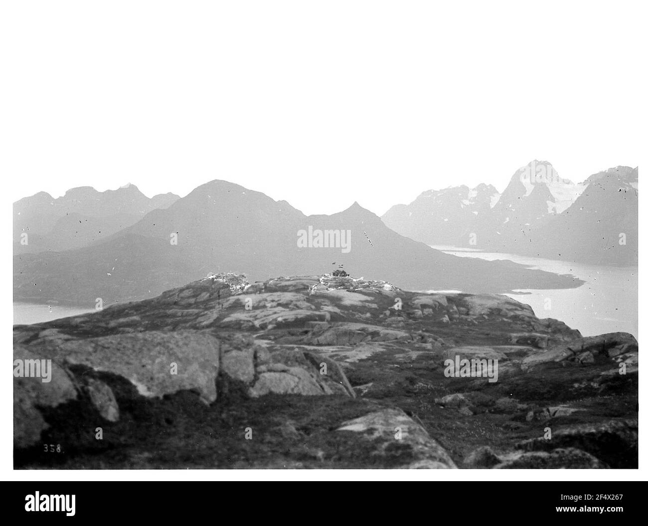 Digners su Hinnoy / Lofoten. Vista dal piedistallo pesante (388 m) sul fiordo Foto Stock