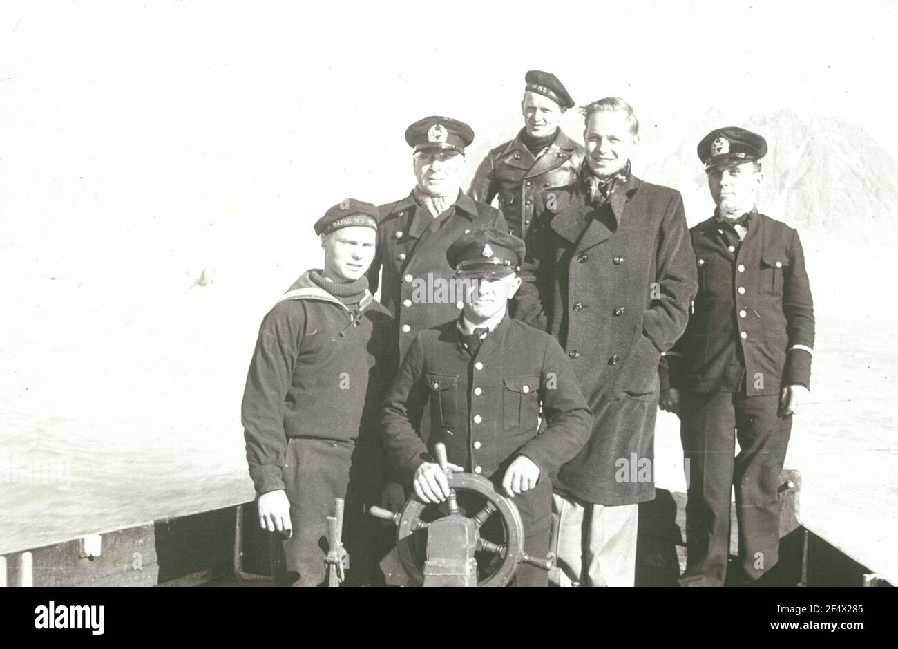 Foto di viaggio Norvegia. Baia di Magdalen. Franz Grasser con i membri dell'equipaggio della nave in un motoscafo di fronte alla costa Foto Stock