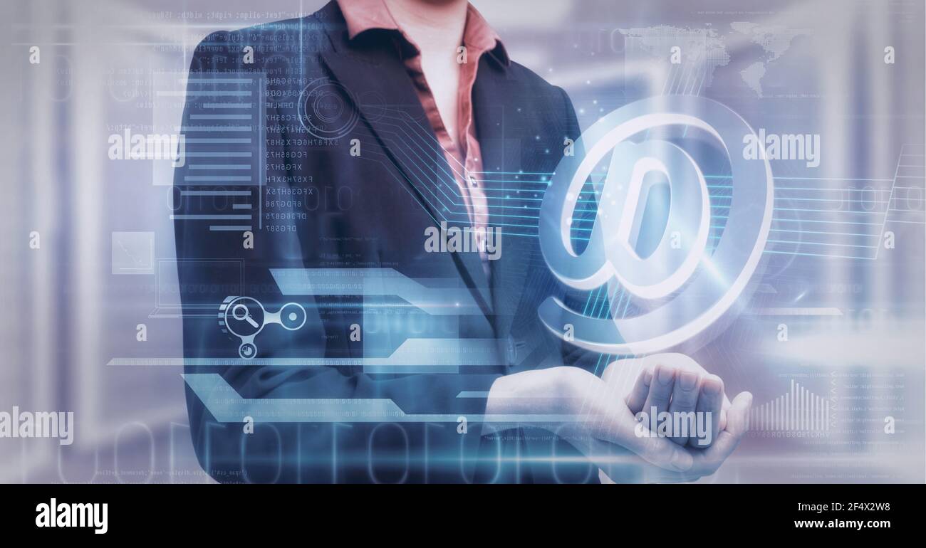 Composizione dell'icona digitale della posta elettronica e elaborazione dei dati a portata di mano di donna d'affari Foto Stock