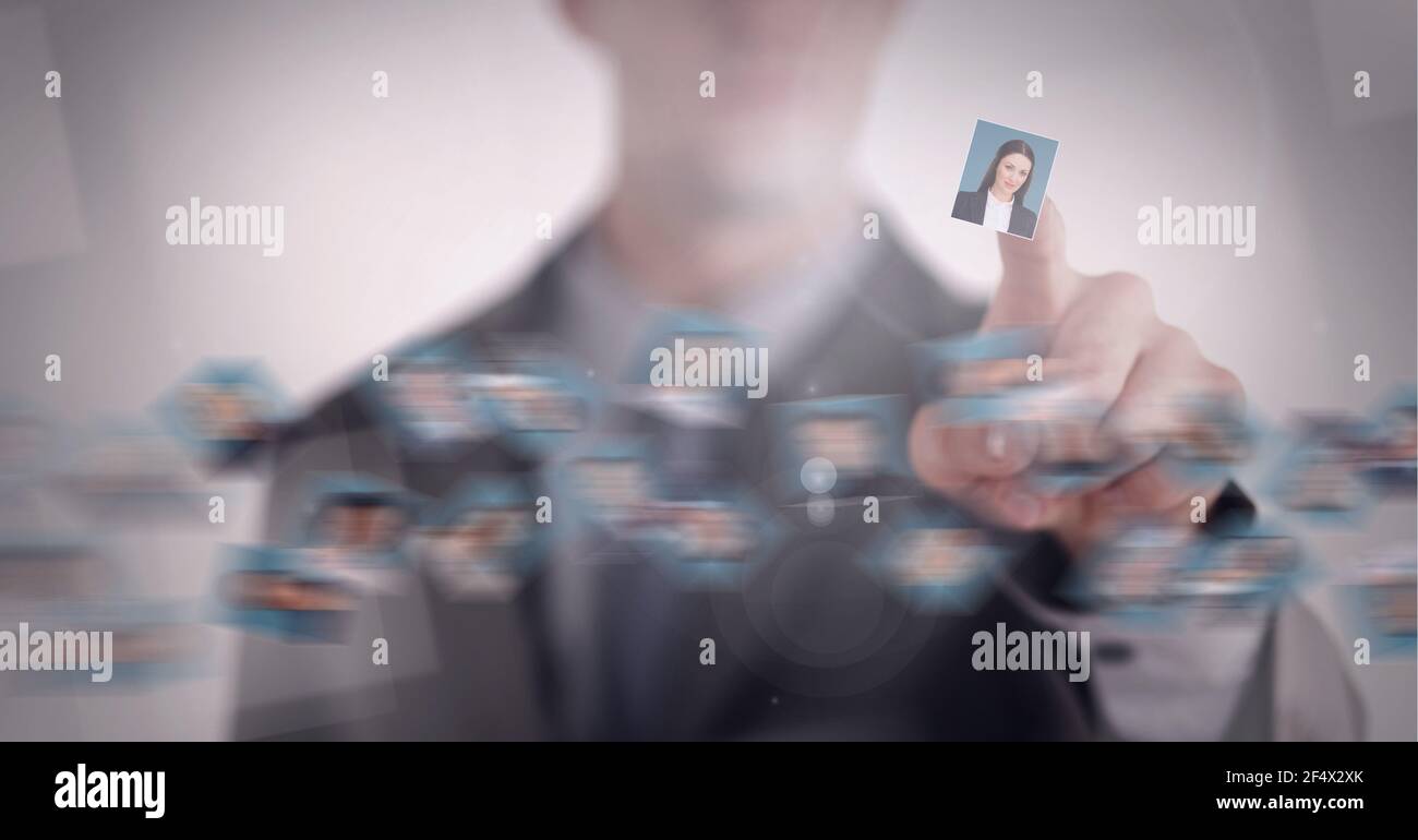 Composizione di donna d'affari che indica la foto di donna d'affari scelta da rete Foto Stock