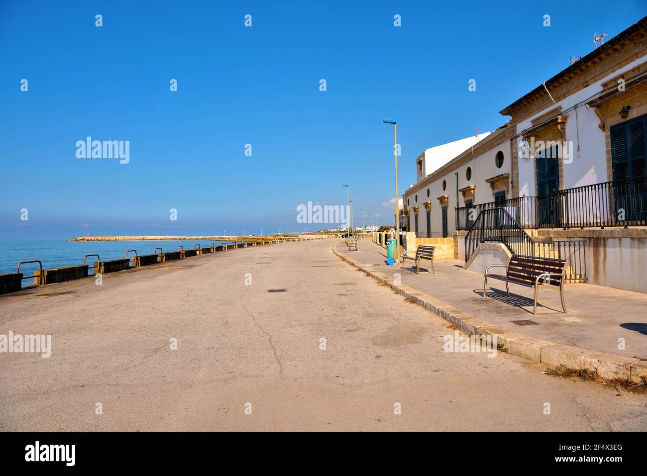 Passeggiata al mare a donnalucata Ragusa Sicilia Italia Foto Stock