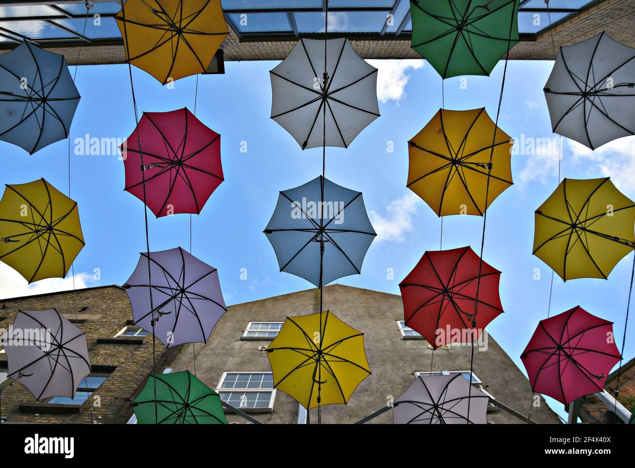 Colorati ombrelloni sospesi in Anne's Lane, Dublino, Irlanda. Foto Stock