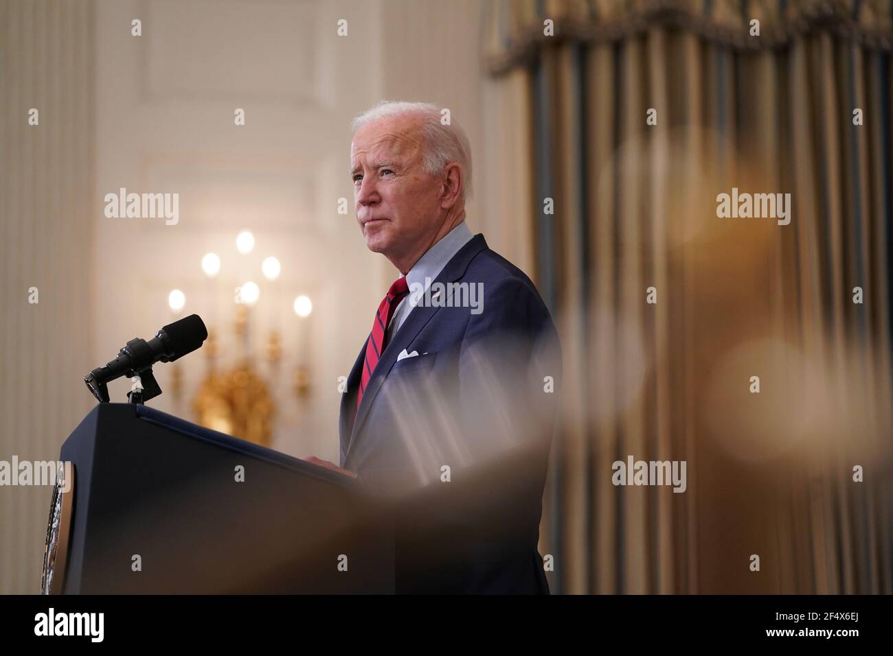 Il presidente degli Stati Uniti Joe Biden fa una dichiarazione dopo il masso, Colorado sparatorie in cui dieci persone hanno perso la vita ieri nella Sala da pranzo di Stato della Casa Bianca a Washington, DC Martedì, 23 marzo 2021.Credit: Stefani Reynolds/Pool via CNP /MediaPunch Foto Stock