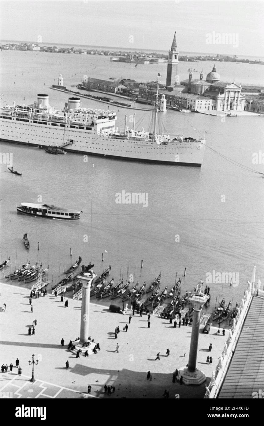Foto di viaggio Italia. Venezia, Markusplatz. Vista da Markusturm sulla nave da viaggio 'Milwaukee' per l'isola di San Giorgio maggiore Foto Stock