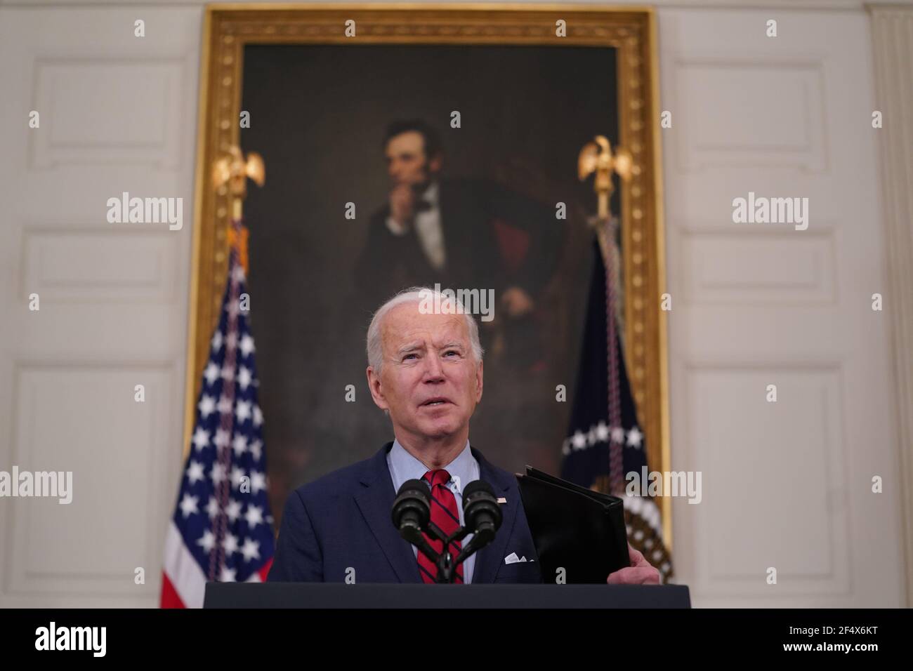 Il presidente degli Stati Uniti Joe Biden fa una dichiarazione dopo il masso, Colorado sparatorie in cui dieci persone hanno perso la vita ieri nella Sala da pranzo di Stato della Casa Bianca a Washington, DC Martedì, 23 marzo 2021.Credit: Stefani Reynolds/Pool via CNP /MediaPunch Foto Stock