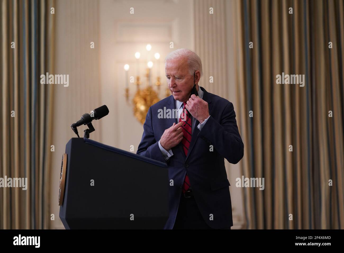 Il presidente degli Stati Uniti Joe Biden fa una dichiarazione dopo il masso, Colorado sparatorie in cui dieci persone hanno perso la vita ieri nella Sala da pranzo di Stato della Casa Bianca a Washington, DC Martedì, 23 marzo 2021.Credit: Stefani Reynolds/Pool via CNP /MediaPunch Foto Stock